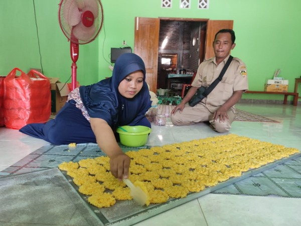 BERKEMBANG: Pihak Pemdes Kedungjati mengunjungi salah seorang pengusaha rengginang di desa setempat. (ARIEF SANTOSA/RADAR CARUBAN)