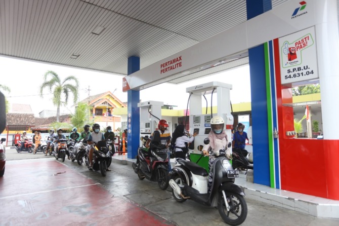 KEBUTUHAN: Antrean panjang sepeda motor pembeli pertalite salah satu SPBU di Kota Madiun.