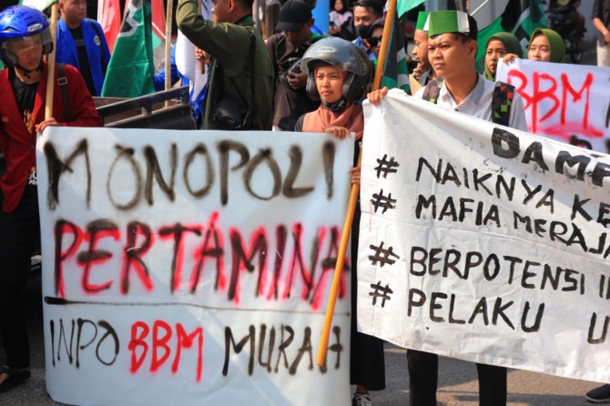 PROTES: Sejumlah mahasiswa gabungan STKIP PGRI Pacitan dan HMI mendorong motor dalam aksi unjuk rasa menolak kenaikan harga BBM kemarin. (SUGENG DWI N./JAWA POS RADAR PACITAN)