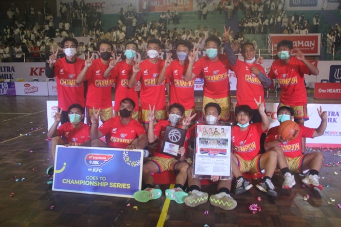 KAMPIUN: Tim putra SMAN 2 Madiun dominasi kompetisi basket terbesar se-Indonesia seri Madiun. (ARCHI FIRDAUS/RADAR MADIUN)