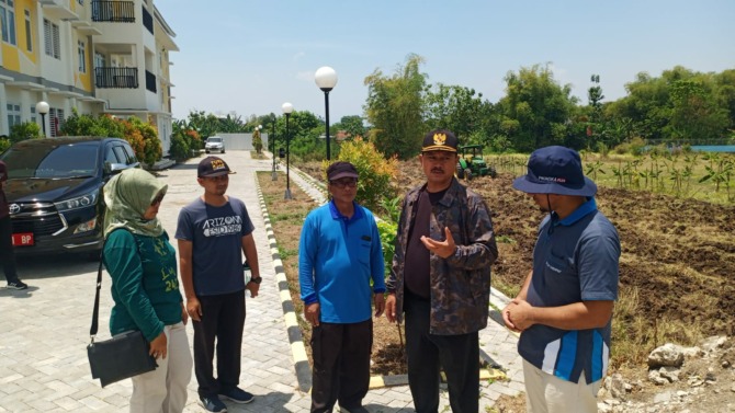 SIDAK: Wali Kota Madiun Maidi saat meninjau lahan kosong yang ada Kelurahan Nambangan Lor untuk dijadikan tempat penanaman sayuran guna mencukupi kebutuhan rumah tangga warga Madiun pascakenaikan harga BBM. (BAGAS BIMANTARA/RADAR MADIUN)