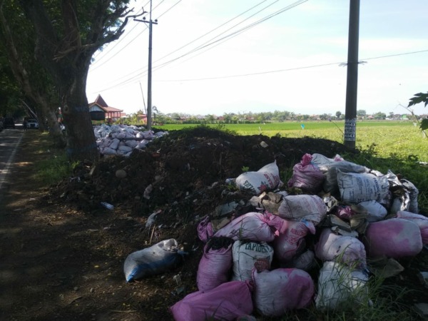 MENUMPUK: Sisi barat Lapak UMKM Kelun bakal diuruk dengan sedimen hasil normalisasi saluran air. (RAHMA DWI LESTARI/JAWA POS RADAR MADIUN)