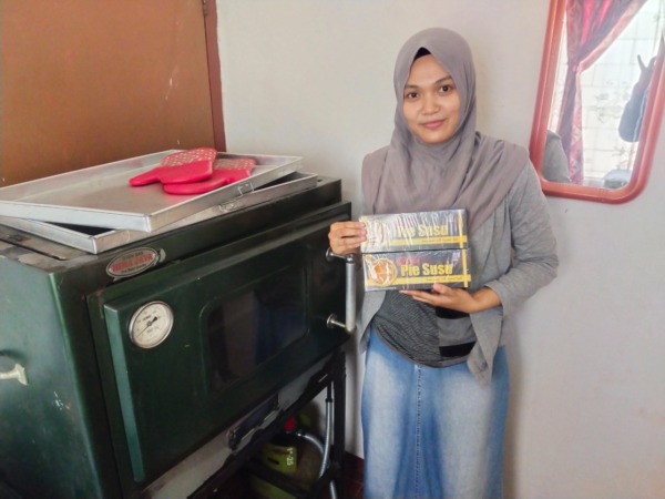 KHAS BALI: Yenita Ginawati menunjukkan produk pie susu hasil kreasinya. (ABRIANTO WIBOWO/JAWA POS RADAR MADIUN)