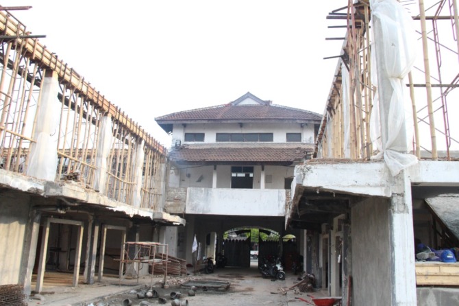 PROGRES TERLAMBAT: Rekanan pelaksana proyek MPP mesti menambah kolom fondasi berbahan besi pada bangunan lamanya. (ASEP SYAEFUL BACHRI/JAWA POS RADAR NGAWI)