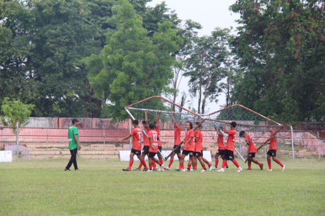 Para pemain Persinga berlatih di Stadion Ketonggo. Tim itu menelan kekalahan dalam dua kali uji coba tanding. (ASEP SYAEFUL BACHRI/JAWA POS RADAR NGAWI)