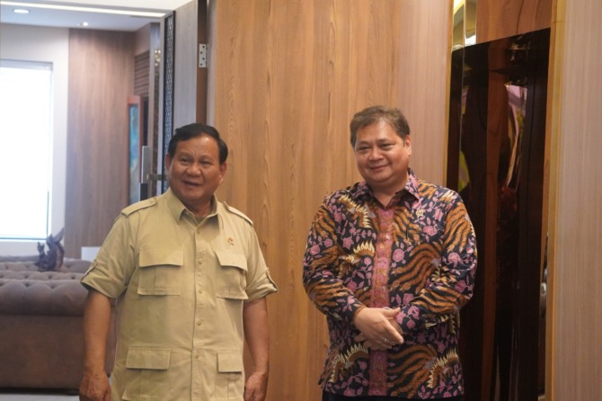 KUNJUNGAN: Menko Perekonomian Airlangga Hartarto (kanan) bertemu dengan Menhan Prabowo Subianto. (ISTIMEWA)