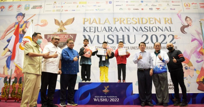 OLAHRAGA: Menko Perekonomian Airlangga Hartarto menghadiri penyelenggaraan Kejuaraan Nasional (Kejurnas) Wushu 2022 di Graha Universitas Negeri Surabaya, Selasa (20/9). (ISTIMEWA)