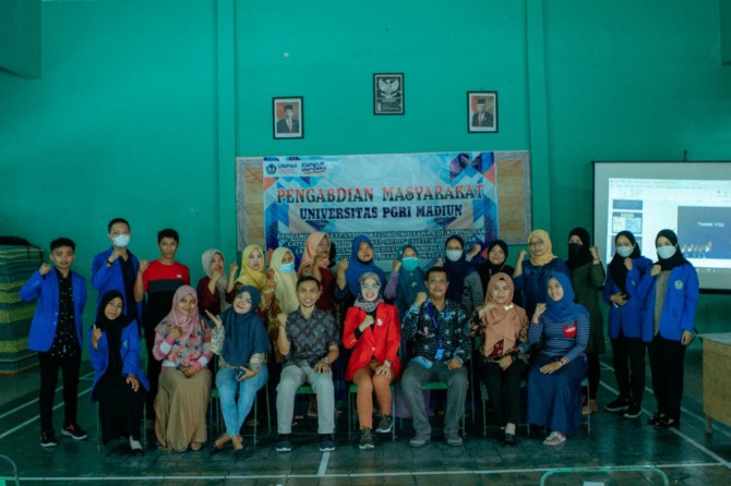 PENDAMPINGAN: Tim dosen Unipma yang diketuai Maya Novitasari, S.E., M.Ak serta beranggotakan Muhamad Agus Sudrajat, S.E., M.Si. dan Edy Suprapto, S.Si., M.Pd bersama lima orang mahasiswa melaksanakan adimas di Desa Sumberejo, Maospati, Magetan, Kamis (22/