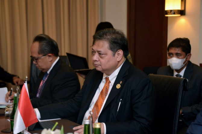 Menteri Koordinator Bidang Perekonomian Airlangga Hartarto di sela-sela kegiatan G20 Trade, Industry, and Investment Ministerial Meeting bertemu dengan Minister of Trade, Industry and Competition Afrika Selatan Ebrahim Patel, Kamis (22/9). (ISTIMEWA)