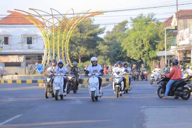 PERCONTOHAN: Wali Kota Madiun Maidi mengampanyekan penggunaan kendaraan listrik bersama PLN setempat beberapa waktu lalu. (BAGAS BIMANTARA/JAWA POS RADAR MADIUN)
