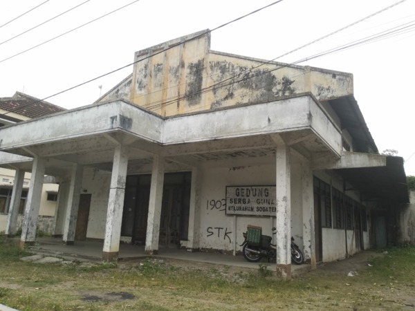 MANGKRAK: Kondisi gedung serbaguna Kelurahan Sogaten yang terkesan tak terawat, Minggu (25/9). (RAHMA DWI LESTARI/JAWA POS RADAR MADIUN)