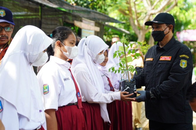 EDUKATIF: Wali Kota Madiun Maidi membagikan bibit tanaman ke siswa dan warga. (BAGAS BIMANTARA/JAWA POS RADAR MADIUN)