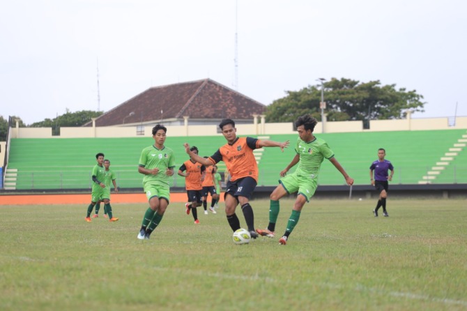 LAGA UJI COBA: Laskar Pangeran Timoer, julukan Persekama, saat bertanding melawan PSM di Stadion Wilis, Kota Madiun, Jumat (23/9) lalu. (BAGAS BIMANTARA/JAWA POS RADAR MADIUN)