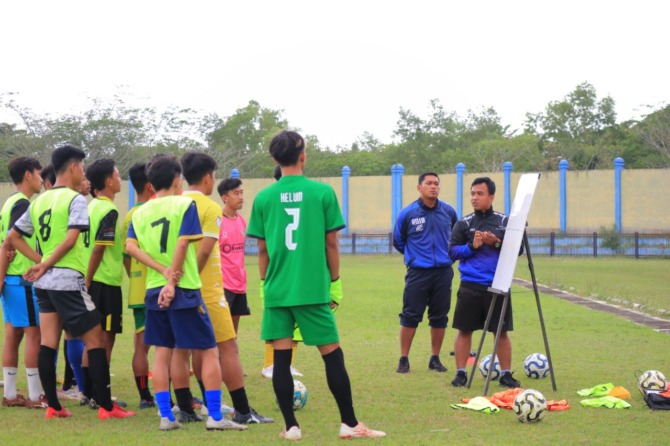 SPARING: Perspa Pacitan tengah melakukan latih tanding dengan tim lokal di Stadion Pacitan. (SUGENG DWI N./JAWA POS RADAR PACITAN)