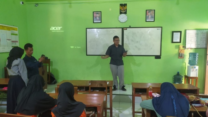 PRAKTIK: Aji Perdana Putra mendampingi siswa ekskul jurnalistik memotret peserta lomba baca puisi. (NUR WACHID/JAWA POS RADAR PONOROGO)
