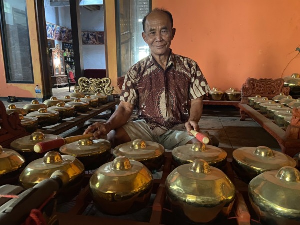 SENI: Mbah Kusna lebih dari setengah abad memproduksi gamelan. (AJI PUTRA/RADAR PONOROGO)