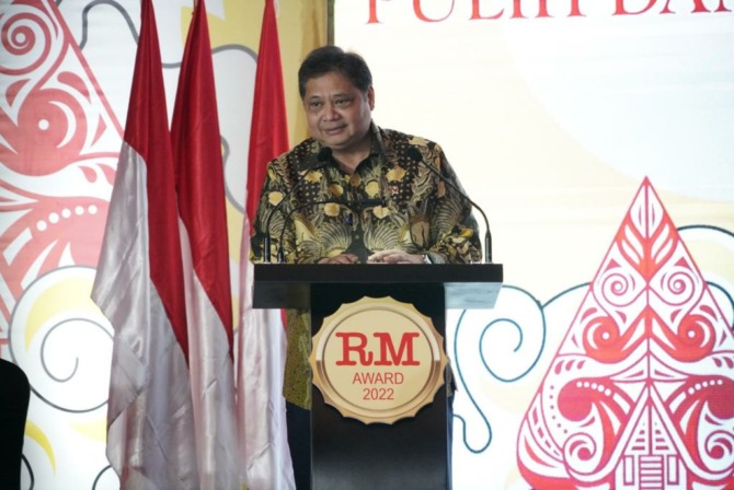 Menteri Koordinator Bidang Perekonomian Airlangga Hartarto dinobatkan sebagai Tokoh Pemulihan Ekonomi Nasional untuk kategori ekonomi, korporasi, dan kesehatan. Pemberian penghargaan ini dilakukan pada Rakyat Merdeka Award 2022, di Hotel Indonesia Kempins