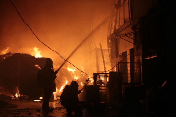 MEMBARA: Petugas pemadam kebakara berjibaku memadamkan api yang melahap gudang rosok di Jalan Basuki Rahmat kemarin. (BAGAS BIMANTARA/JAWA POS RADAR MADIUN)