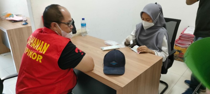 MASIH DI MATARAM: Moh. Sonhaji, terpidana tipikor proyek pembangunan gedung DPRD Kota Madiun, ditangkap tim Tabur Kejagung Rabu (31/8) malam setelah buron enam tahun. (KEJARI KOTA MADIUN FOR JAWA POS RADAR MADIUN)