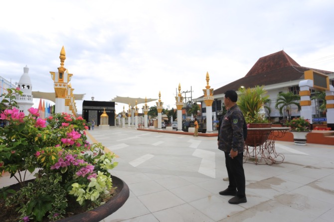 CEK KESIAPAN: Wali Kota Maidi saat mengecek kawasan PRC, lokasi pengajian akbar memperingati Hari Santri Nasional. (BAGAS BIMANTARA/JAWA POS RADAR MADIUN)
