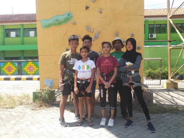 SEPI PEMINAT: Para atlet FPTI Madiun bersama pelatih usai latihan di kawasan Stadion kemarin (30/10). (RAHMA DWI LESTARI/JAWA POS RADAR MADIUN)
