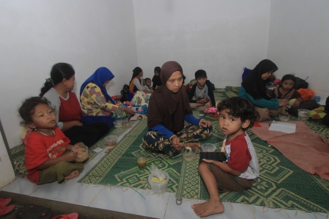 POS PENGUNGSIAN: Sebanyak 38 KK yang terdiri dari 96 jiwa telah direlokalisir ke pasar desa Sriti. (AJI PUTRA/JAWA POS RADAR PONOROGO)