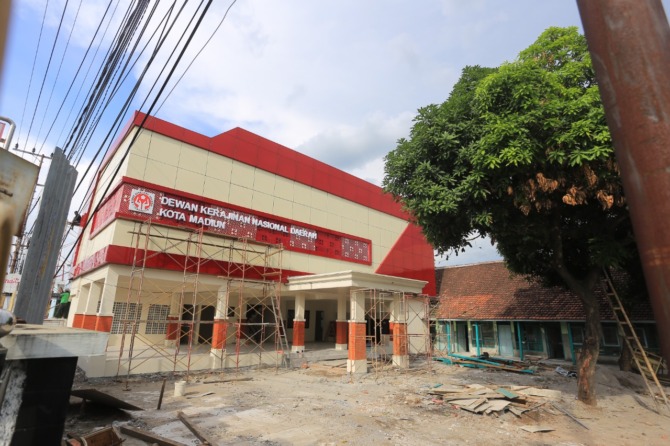 FINISHING: Proyek pembangunan gedung dekranasda di lahan bekas Puskesmas Oro-oro Ombo terus dikebut kemarin (23/10). (BAGAS BIMANTARA/JAWA POS RADAR MADIUN)
