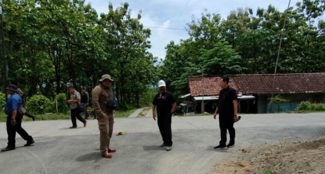SURVEI: Tim terpadu bentukan KLHK melakukan survei dan penelitian bakal lokasi kawasan industri di Desa Mengger, Karanganyar. (DPPTK UNTUK JAWA POS RADAR NGAWI)