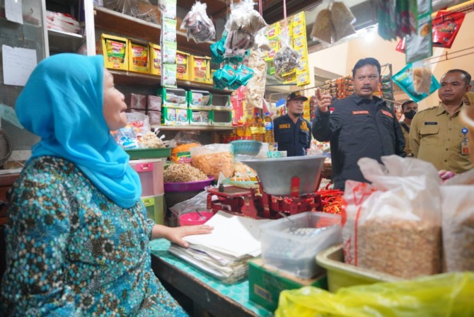 TEKAN INFLASI: Wali Kota Madiun Maidi meninjau harga dan ketersediaan bapokting di Pasar Sleko kemarin. (BAGAS BIMANTARA/JAWA POS RADAR MADIUN)