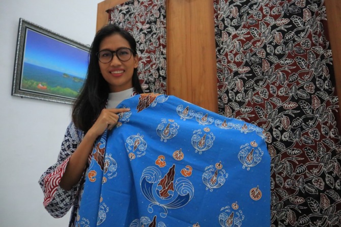 KARYA SENI: Efi menunjukkan batik Gumregah yang menjadi juara pertama lomba desain batik di Pacitan. (SUGENG DWI N./JAWA POS RADAR PACITAN)