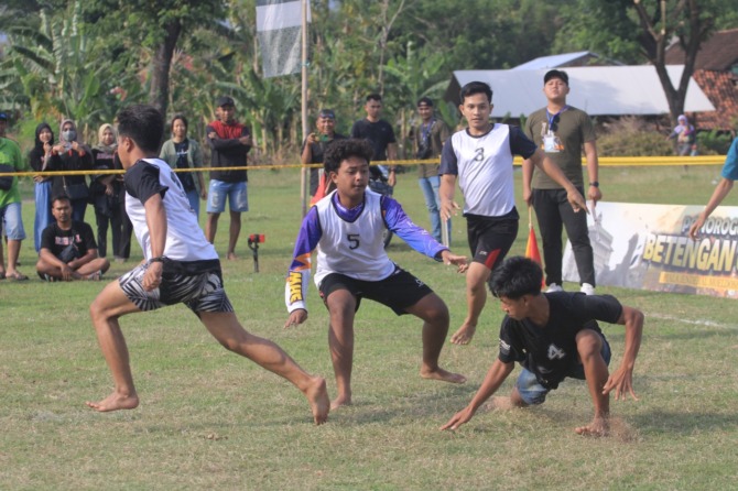 PERMAINAN TRADISIONAL: Bentengan Cup di Lapangan Arjowinangun, Tamansari, Sambit, sukses mendatangkan banyak penonton. (AJI PUTRA/JAWA POS RADAR PONOROGO) JAGA BENTENG BUKAN TUGAS ENTENG