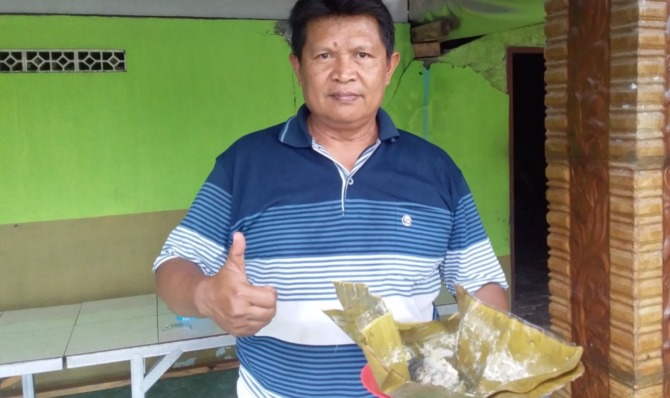 BERKHASIAT TAMBAH STAMINA: Kiman menunjukkan botok tawon olahannya yang dibungkus daun pisang. (NOBEL SAKTI/JAWA POS RADAR NGAWI)