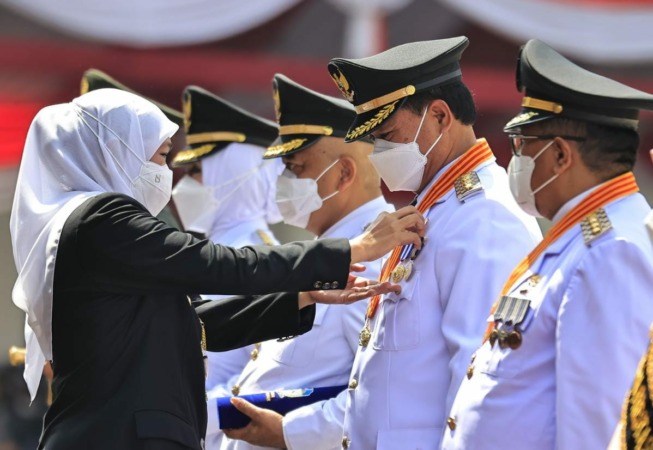 APRESIASI: Gubernur Jatim Khofifah Indar Parawansa saat menyematkan lencana emas Jer Basuki Mawa Beya kepada Wali Kota Madiun Maidi, Rabu (12/10) lalu. (WS HENDRO FOR JAWA POS RADAR MADIUN)