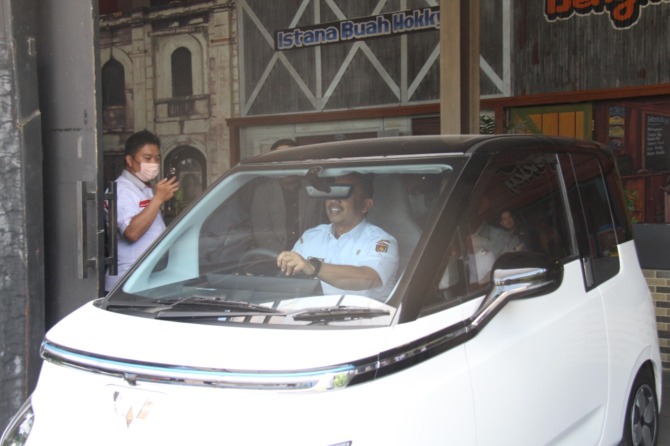 TEST DRIVE: Bupati Ngawi Ony Anwar Harsono berada di ruang kemudi salah satu mobil listrik. (ASEP SYAEFUL BACHRI/JAWA POS RADAR NGAWI)