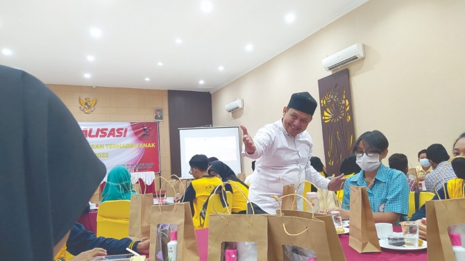 EDUKASI: Salah seorang pemateri saat memberikan pemahaman stop kekerasan terhadap anak dalam sosialisasi kemarin. (ANGGIYAN BAYU/JAWA POS RADAR MADIUN)