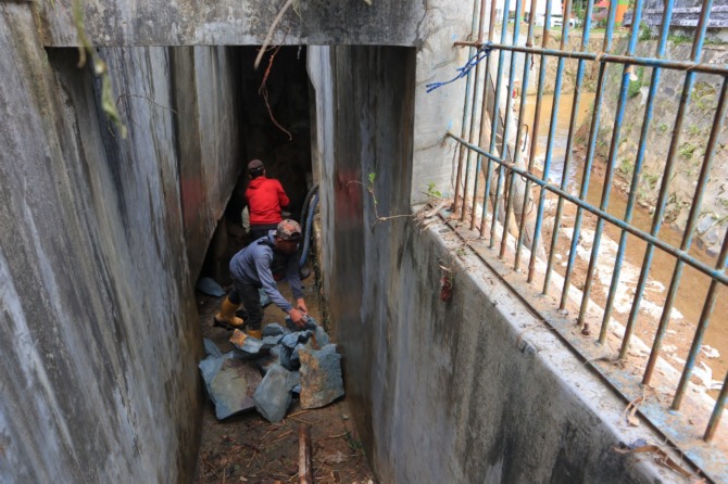 NORMALISASI: DPUPR membersihkan saluran dan memindahkan beberapa pintu air tak fungsi. (SUGENG DWI N./JAWA POS RADAR PACITAN)