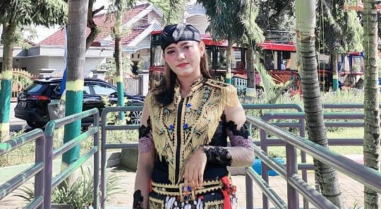 TRADISIONAL: Dewi Ragil Arum saat mengenakan pakaian jathil. (DEWI RAGIL ARUM FOR JAWA POS RADAR MADIUN)
