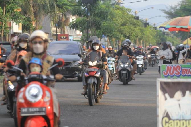 RAWAN: Jalan Suromenggolo tergolong ruas rawan pelanggaran lalu lintas. (AJI PUTRA/JAWA POS RADAR PONOROGO)