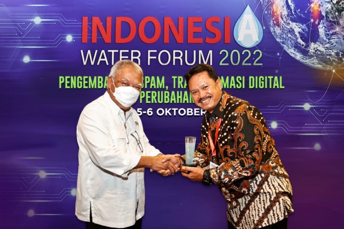 BERGENGSI: Wali Kota Maidi saat menerima penghargaan dari Menteri PUPR Basuki Hadimuljono di Jakarta Convention Center, Jakarta Pusat, Rabu (5/10). (WS HENDRO FOR JAWA POS RADAR MADIUN)
