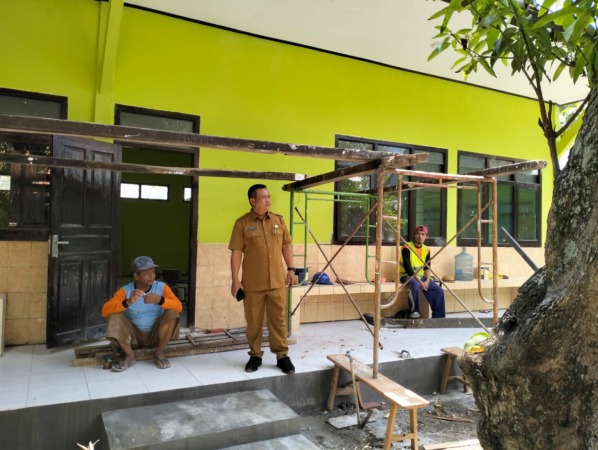 MONITORING: Kepala Dikbud Ngawi Sumarsono saat mengecek progres pengerjaan perbaikan bangunan salah satu SD beberapa waktu lalu. (DIKBUD FOR JAWA POS RADAR NGAWI)