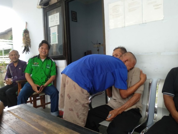 KEMBALI: AS dipertemukan dan diserahkan kepada orang tuanya di kemarin (27/10). (RAHMA DWI LESTARI/JAWA POS RADAR MADIUN)