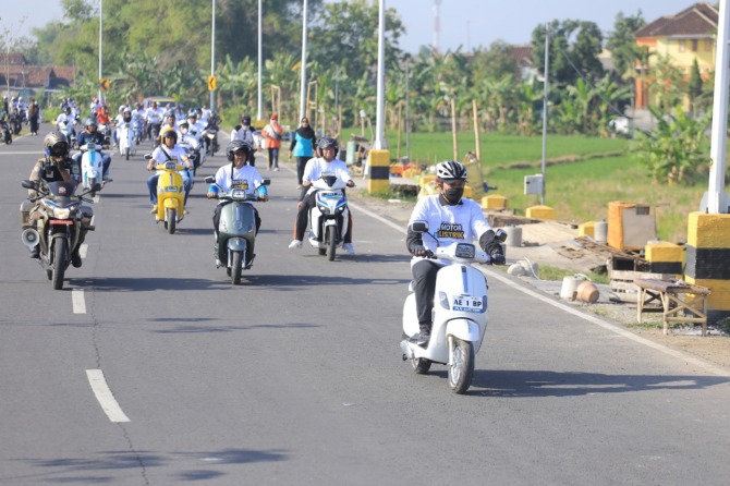 BERI CONTOH: Wali Kota Madiun Maidi keliling kota mengampanyekan penggunaan kendaraan listrik bersama PLN. (BAGAS BIMANTARA/JAWA POS RADAR MADIUN)