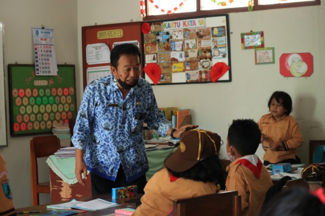 KBM: Sejumlah siswa salah satu SD sedang belajar di kelas. Permendikbudristek tentang seragam pakaian adat siswa SD dan SMP belum diterapkan di Pacitan. (DOKUMEN JAWA POS RADAR PACITAN)