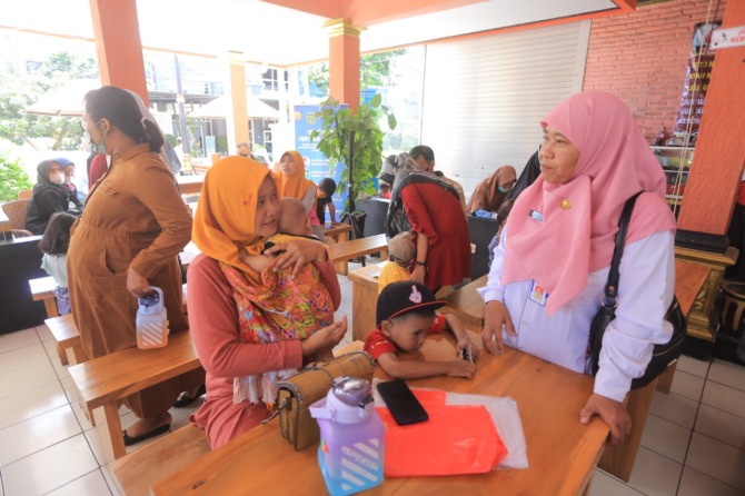 TEKAN STUNTING: Kepala dinkes PPKB dan tim melakukan peninjauan serta penyuluhan program WSS di lapak UMKM Kelurahan Madiun Lor kemarin. (BAGAS BIMANTARA/JAWA POS RADAR MADIUN)