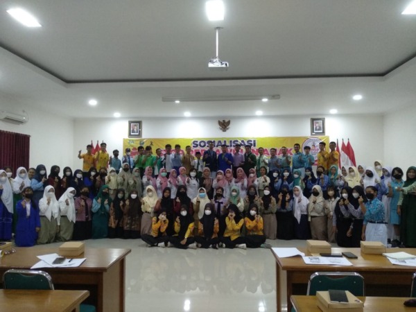 FOTO BERSAMA: Para peserta dan panitia sosialiasi stop perkawinan anak kemarin (12/10). (RAHMA DWI LESTARI/JAWA POS RADAR MADIUN)