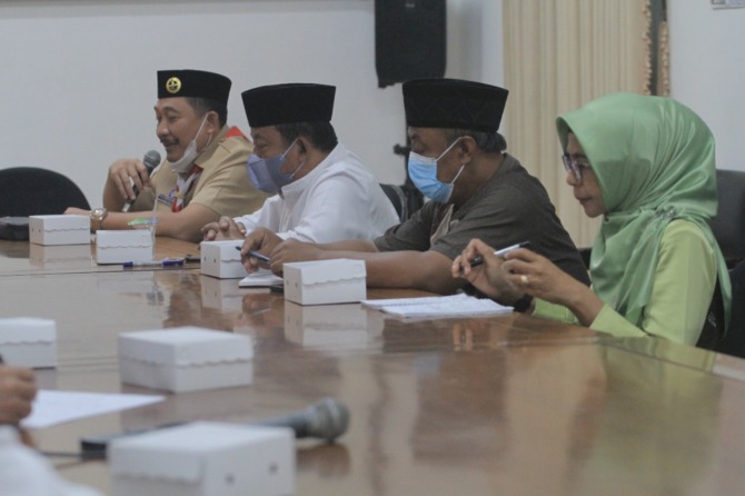 KLARIFIKASI: Rapat dengar pendapat yang digelar dewan bersama Dinas Pendidikan (dindik) dan pihak SMPN 6 Ponorogo kemarin (17/10). (AJI PUTRA/JAWA POS RADAR PONOROGO)