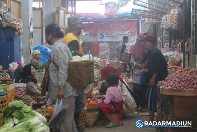 TERKEREK: Harga sejumlah komoditas sayur-mayur di pasar tradisional naik tipis. (ERWIN SUGANDA/JAWA POS RADAR MAGETAN)