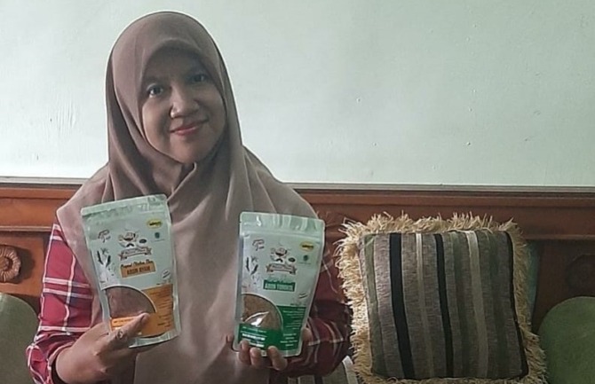 LARIS MANIS: Evie Retnaningsih menunjukkan abon hasil olahannya. (EVIE RETNANINGSIH FOR JAWA POS RADAR MADIUN)