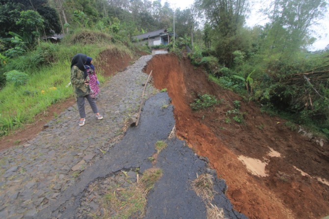 PUTUS TOTAL: Jalan Dukuh Bangunsari, Desa Wagir Kidul, Pulung longsor kemarin, pasca kejadian warga menutup akses jalan ke Pundak tersebut. (AJI PUTRA/JAWA POS RADAR PONOROGO)