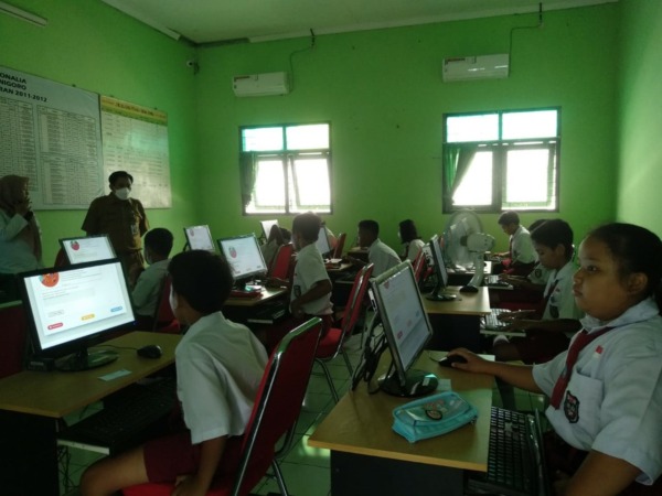 PERSIAPAN: Siswa kelas V SDN 03 Kanigoro, Kartoharjo, mengikuti simulasi ANBK kemarin (4/10). (RAHMA DWI LESTARI/JAWA POS RADAR MADIUN)